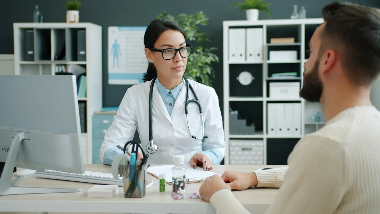 Bác sĩ tư vấn kết quả khám sức khỏe tổng quát và lịch tái khám
