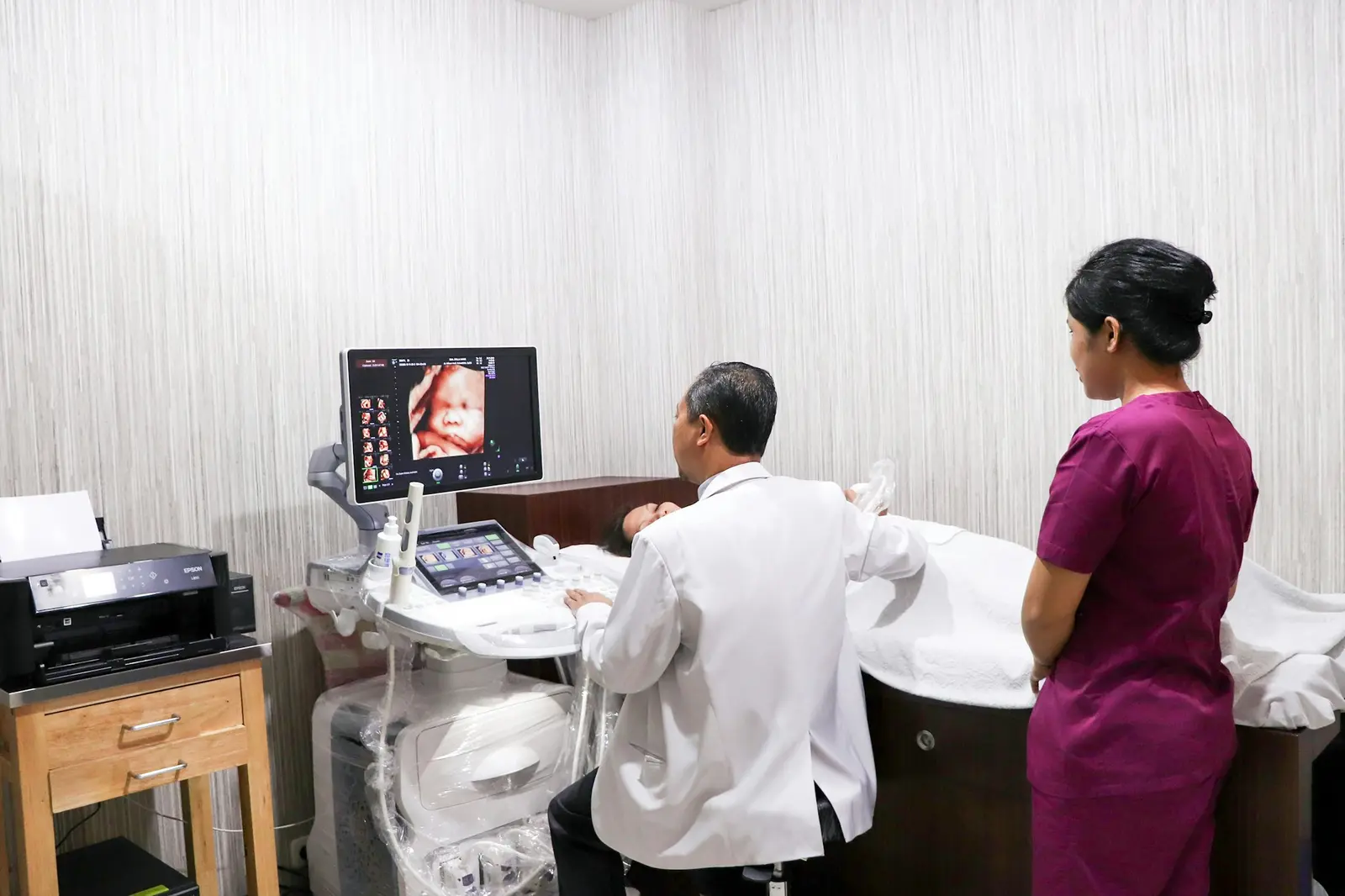 Phòng siêu âm, nơi thực hiện các mốc siêu âm quan trọng của thai kỳ