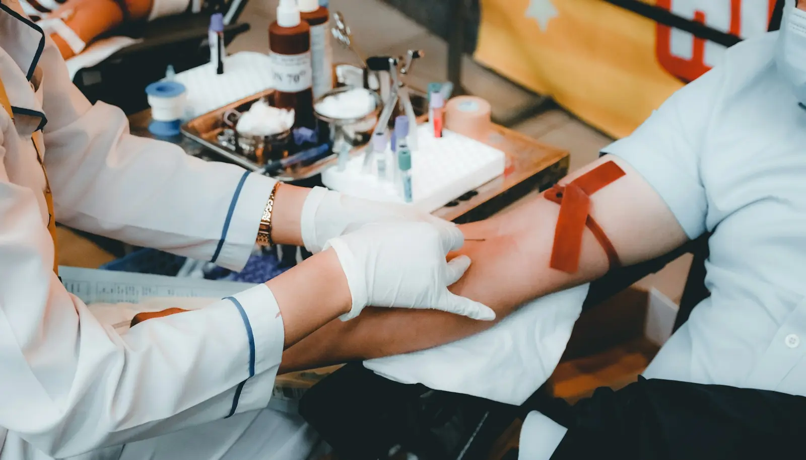 Lấy máu xét nghiệm trong buổi khám sức khỏe tổng quát